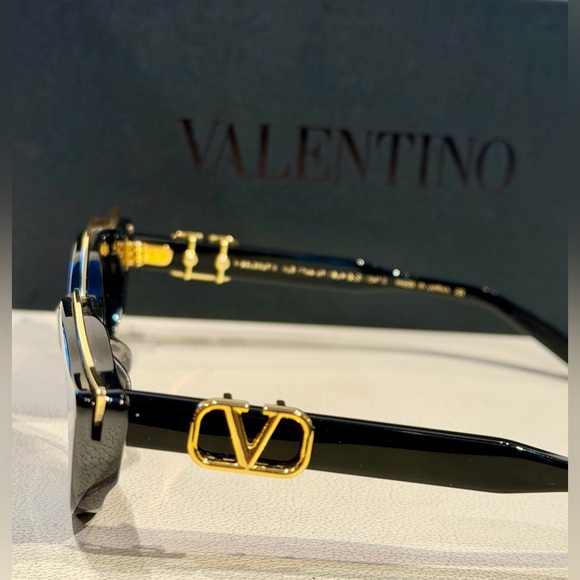 New Women’s Valentino Sunglasses - Picture 8 of 8